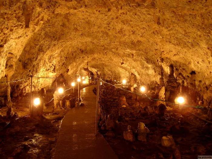 Peștera Muierilor, Baia de Fier, poate cea mai vizitată peșteră din România / Foto: turistprinromania.com