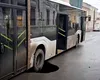 Un crater apărut, din senin, în asfalt surprinde un autobuz cu pasageri în Brăila