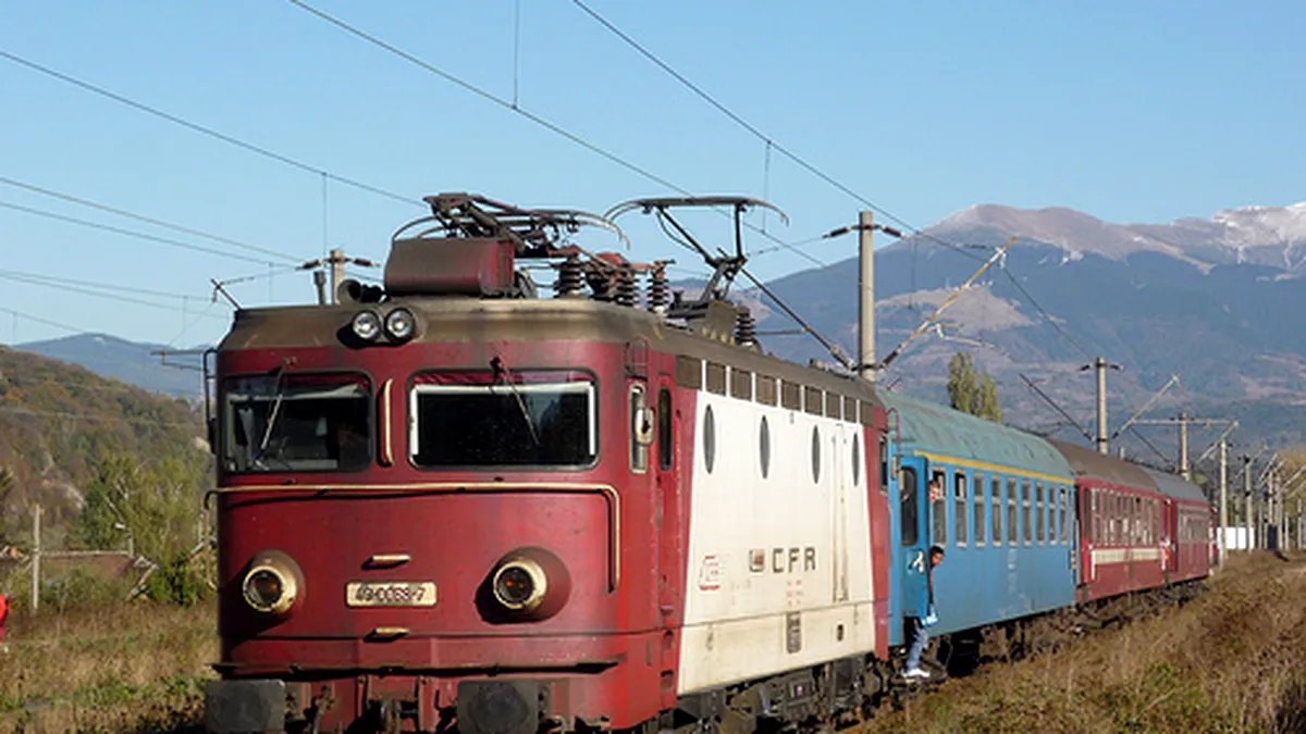 Tren cu sute de călători, blocat de mai bine de o oră, în câmp, în județul Brașov