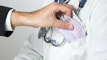 Fost director la Ambulanţă, condamnat la aproape 5 ani de închisoare pentru luare de mită în fraudarea examenelor de angajare