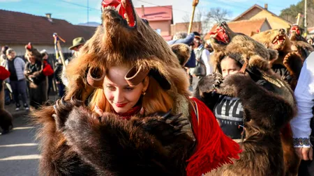 Festivalul de Datini și Obiceiuri Strămoșești din Comănești a încântat orașul cu tradiții autentice