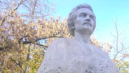 Prima statuie a lui Eminescu, distrusă de intemperii. Avertizările specialiștilor, tratate cu indiferență de Primăria Galați