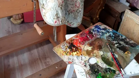 Povești spuse cu pensula. Fata cu șorț înflorat, stăpână peste roșul, verdele, albastrul lumii...