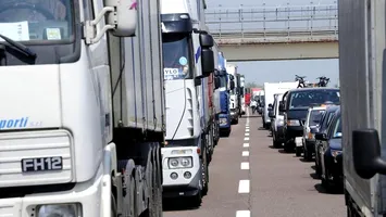 Restricții de circulație pentru camioane în 15 județe din cauza caniculei extreme