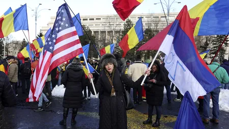 Steaguri ale Rusiei și SUA și poze ale membrilor CCR la protestul susținătorilor lui Călin Georgescu