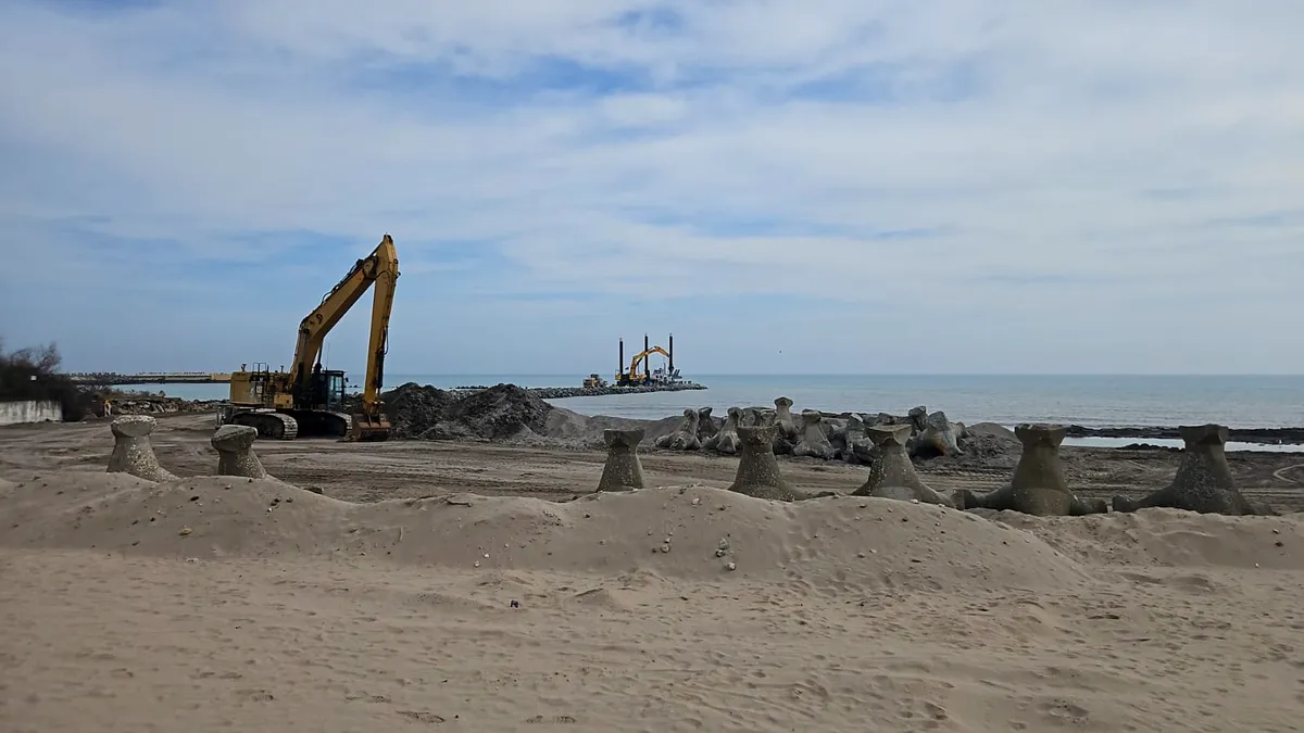 Continuă distrugerea turismului. Plajele din sudul Litoralului au ajuns piste pentru camioane