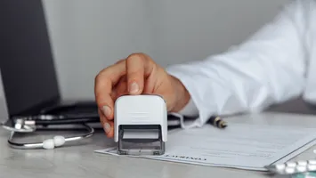 Parafa vândută, banii încasați. Mecanismul prin care fondurile publice sunt drenate spre clinicile private