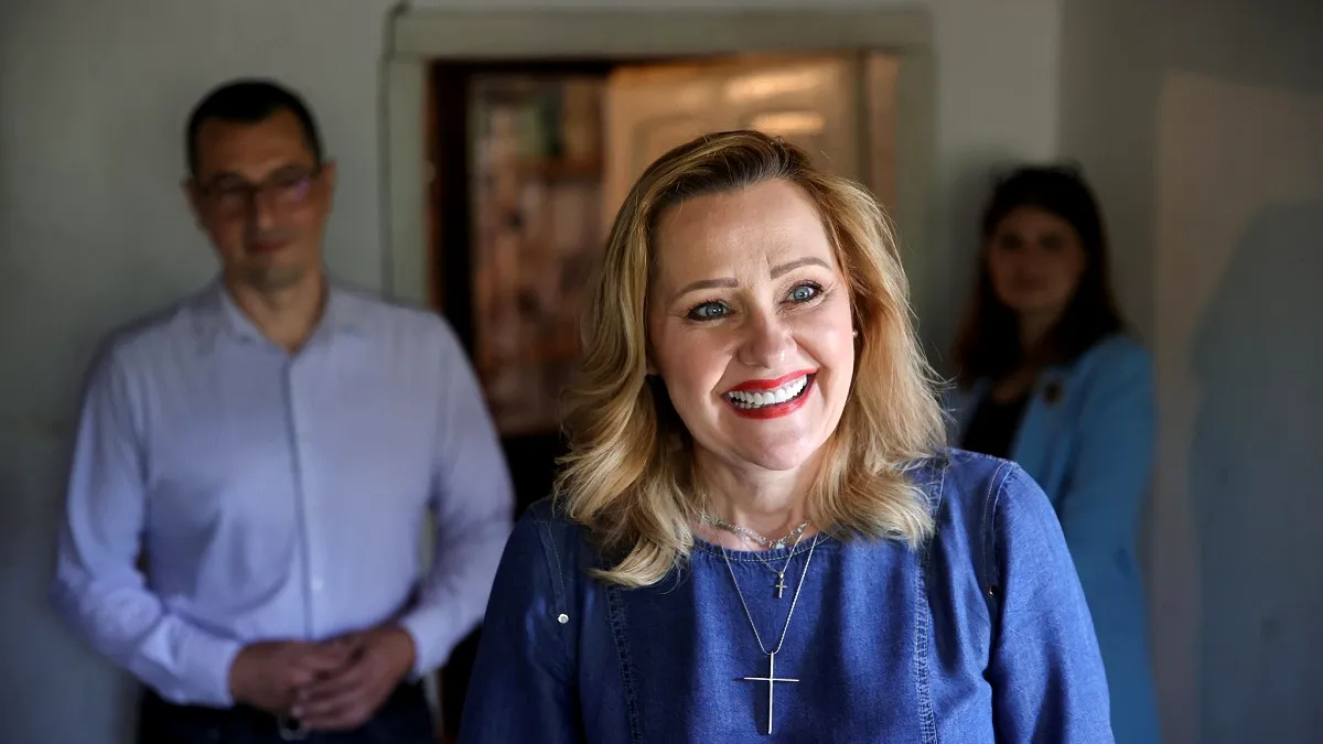 Elena Lasconi: Credința, crucea de la gât și alte ”necesități” politice