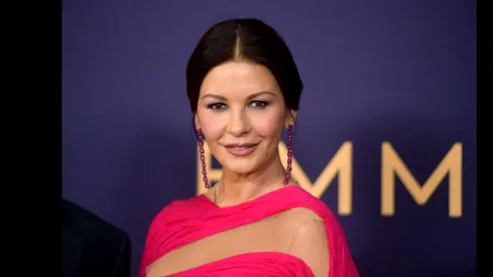 Catherine Zeta-Jones: Soarele nu a răsărit încă la Bucureşti şi mă pregătesc să devin Morticia Addams