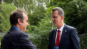 Prima întâlnire oficială a noului ministru al Apărării