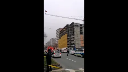 „Stegarul dac“, protest cocoțat pe o macara. Negociatorii se chinuie de ore bune să-l convingă să coboare (VIDEO)