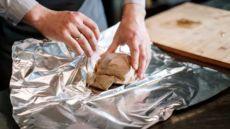 De ce nu trebuie să folosim folia de aluminiu pentru alimente