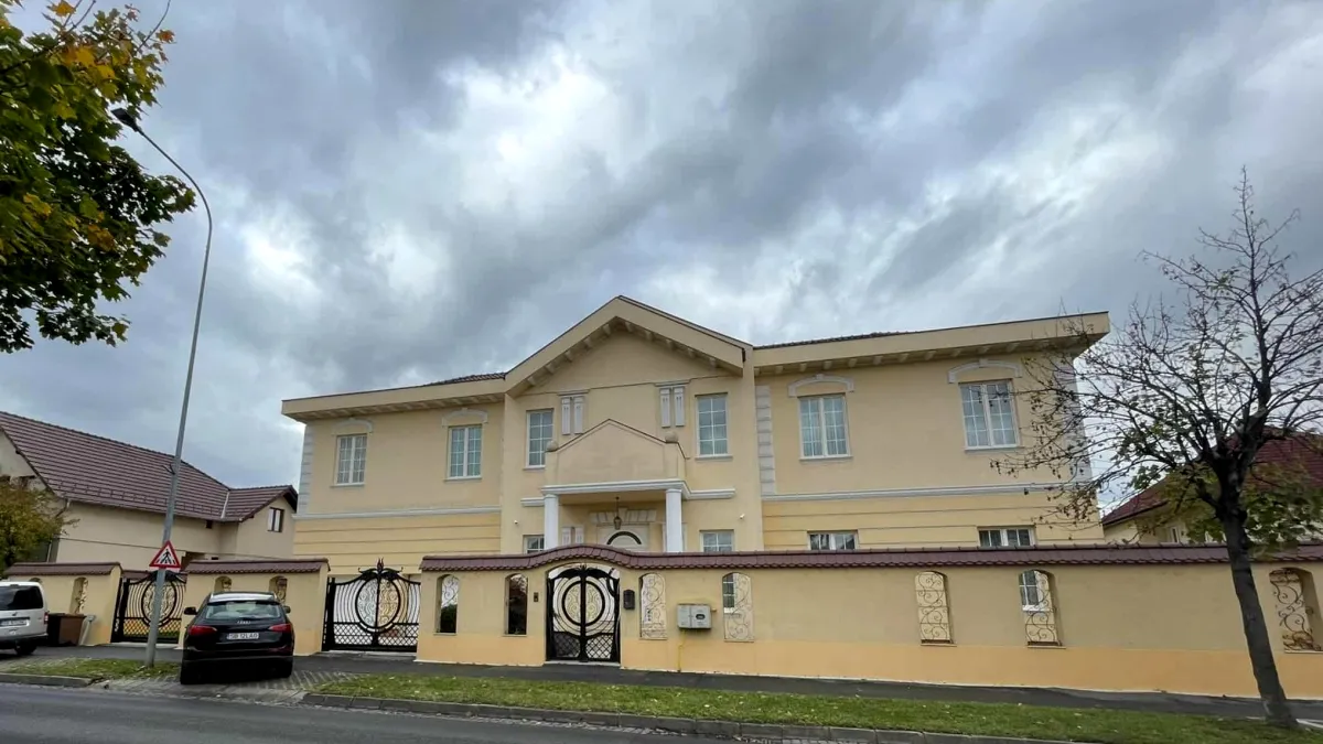 Cu ce preț se vinde vila din Sibiu a omului de afaceri Adrian Kreiner, ucis anul trecut în propria casă? Cum arată aceasta