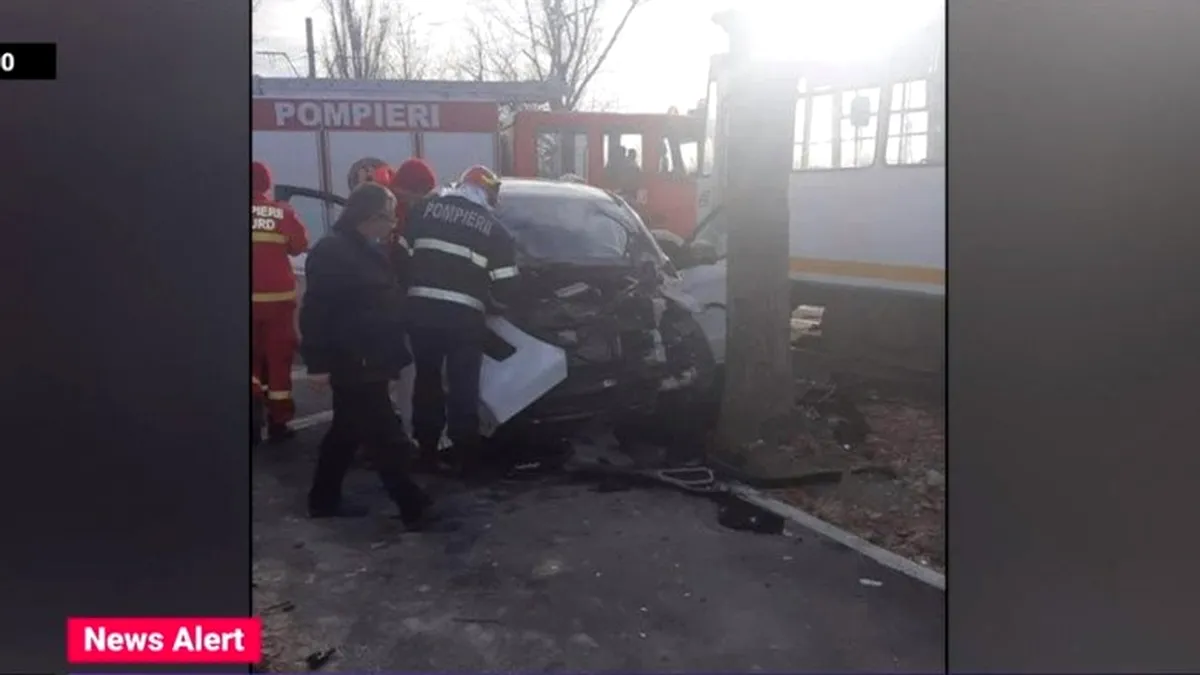 Accident rutier în București: un tramvai și o mașină s-au ciocnit