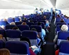 Zbor cu scandal. Bărbat bătut în avion după ce le-a cerut unor femei să tacă