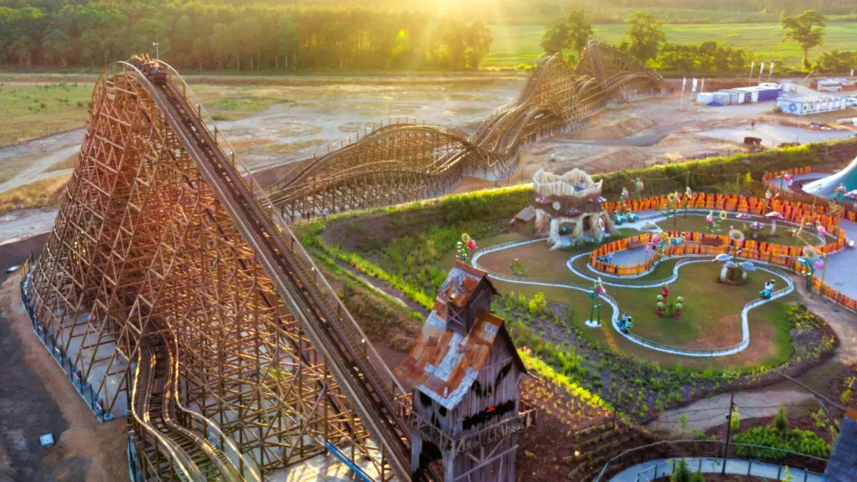 Roller coaster din lemn într-un parc Nickelodeon de lângă București. Prima etapă, programată pentru vara lui 2028