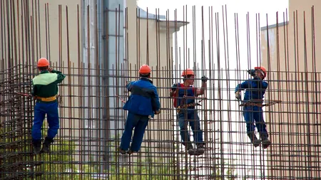 Urmează concedieri în industria prelucrătoare şi sectorul construcţiilor