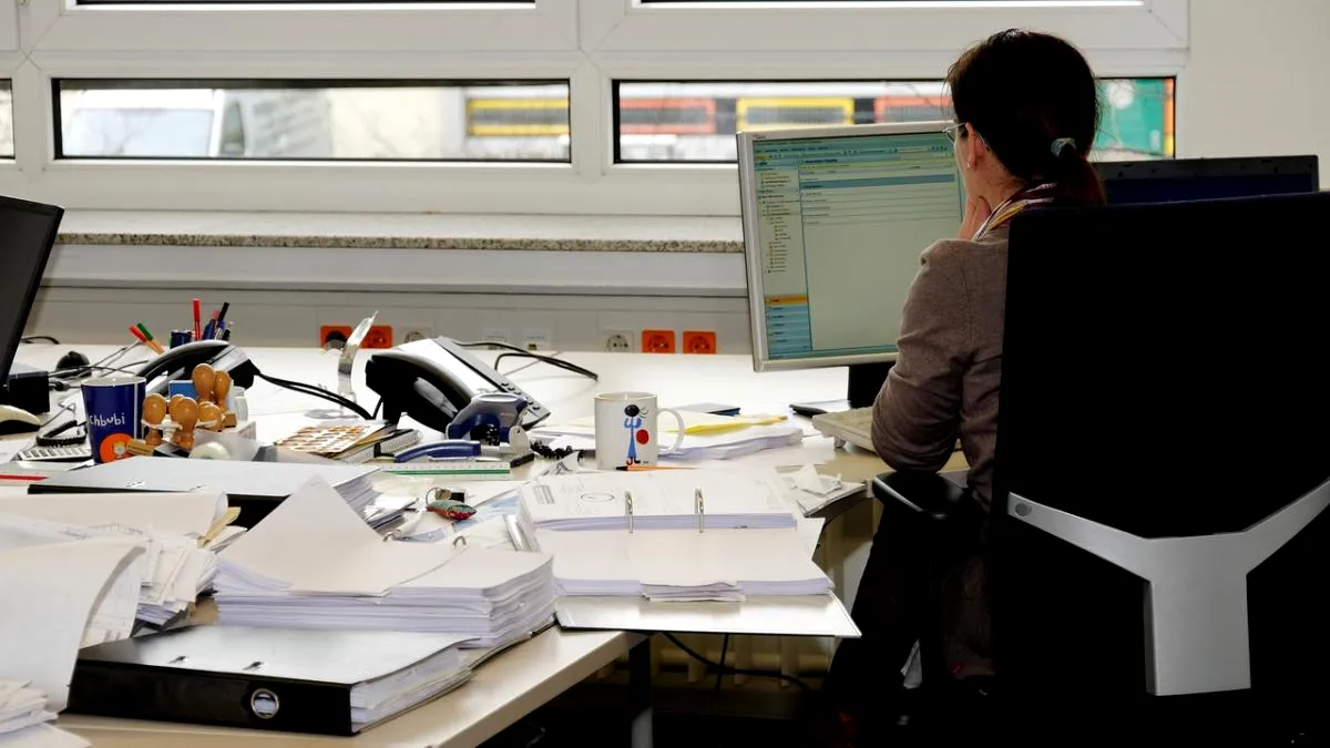 Cabinetul Bolojan activează „ghilotina” pentru detașări și taie 85% din pensiile speciale ale celor care rămân la stat