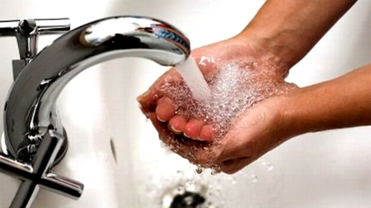 Românii se tem să bea apă de la robinet, dar preferă să abuzeze de plastic