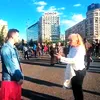 Scandal la mitingul pro-Bolojan din Piața Victoriei. Un bărbat în fustă, gonit de manifestanți