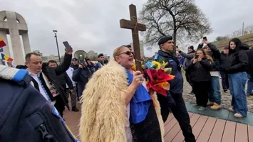 Diana Șoșoacă, marș cu crucea în mână prin Cetatea Alba Iulia: Ziua Națională, marcată de sloganuri politice și tensiuni (VIDEO)