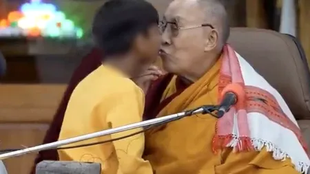 Momentul șocant în care Dalai Lama îi spune unui copil să-i 