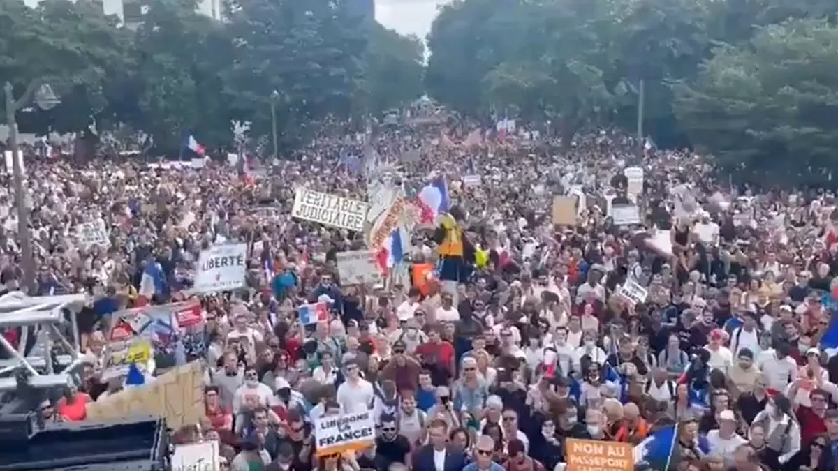 Zeci de mii de francezi au protestat față de permisul sanitar, care impune obligativitatea vaccinării