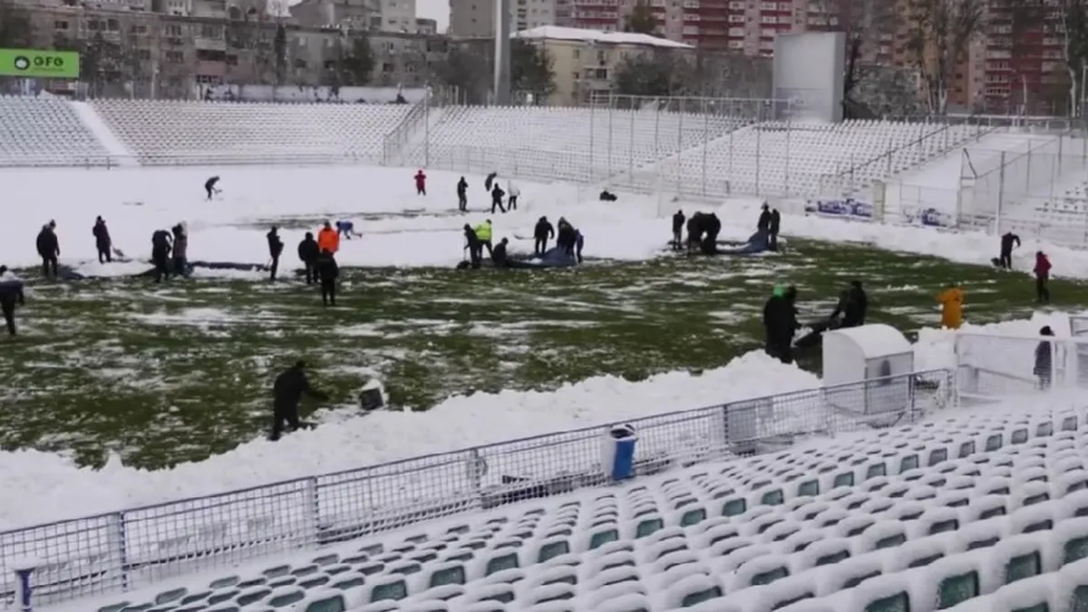 Suporterii echipei de fotbal Oțelul au venit la stadion ca să deszăpezească terenul
