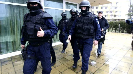 Traficanții de migranți, luați pe sus de procurorii DIICOT! 18 persoane au fost arestate