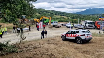 A început modernizarea drumului de pământ dintre munți care te scapă de Valea Oltului și are legătură cu A1 Sibiu – Pitești