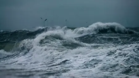 Alarmă la Marea Neagră. Furtuna a desprins o barjă cu trei marinari