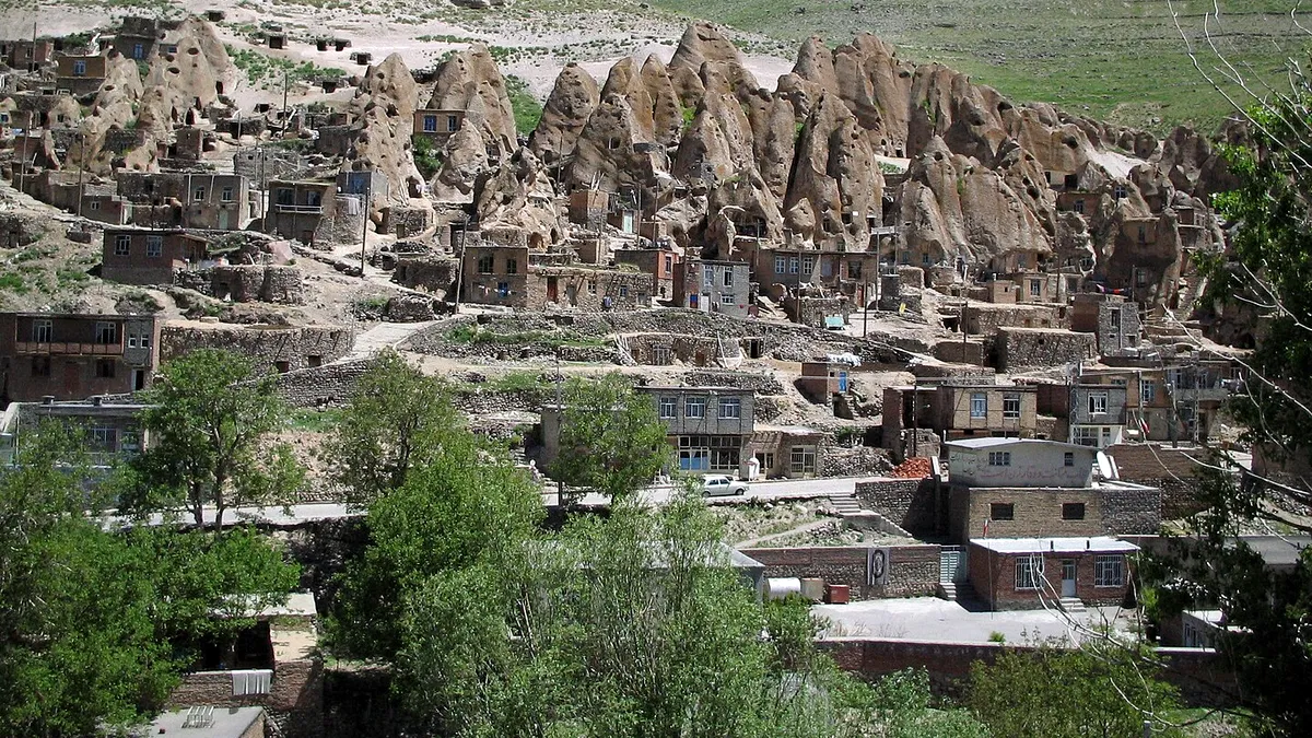 Satul din piatră vie: Kandovan, locul unde oamenii trăiesc de 700 de ani în munți vulcanici