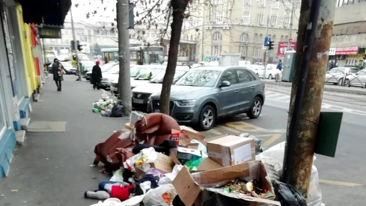 Doamnă, v-ați pierdut gunoiul! O femeie din Craiova a primit înapoi gunoiul pe care îl aruncase într-o intersecție