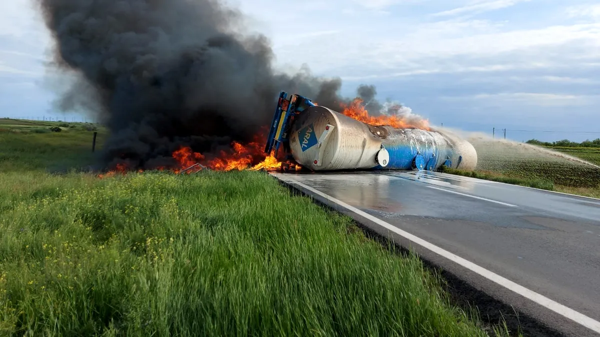 Cisternă cu motorină în flăcări, după ce s-a răsturnat pe un drum național din Brăila
