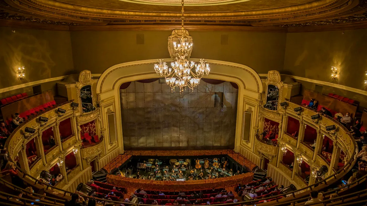 Reînființarea Operei Naționale Române: O fuziune cu controverse și tensiuni interne