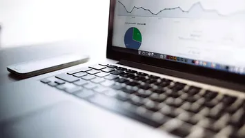 Platformă de advertoriale SEO: de ce înlocuiește tot mai des outreach-ul manual și agenția clasică