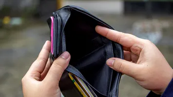Trei luni de foc pentru buzunarele românilor. Cât mănâncă inflaţia din salarii