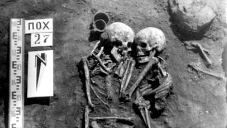 Dragoste de acum 3000 de ani! O femeie s-a îngropat de vie lângă iubitul ei