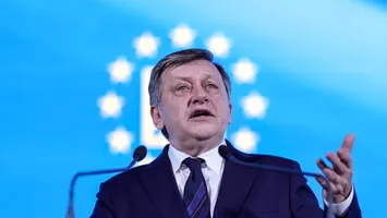 Crin Antonescu urcă pe locul doi în topul popularității, imediat după Ilie Bolojan