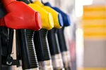 Strategia nehalelii de la pompă: petrolul s-a ieftinit trei săptămâni. Unde-or fi stocurile cumpărate ieftin?