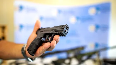 Pistol găsit într-o pubelă, în Galați. Avea și un încărcător cu cartușe