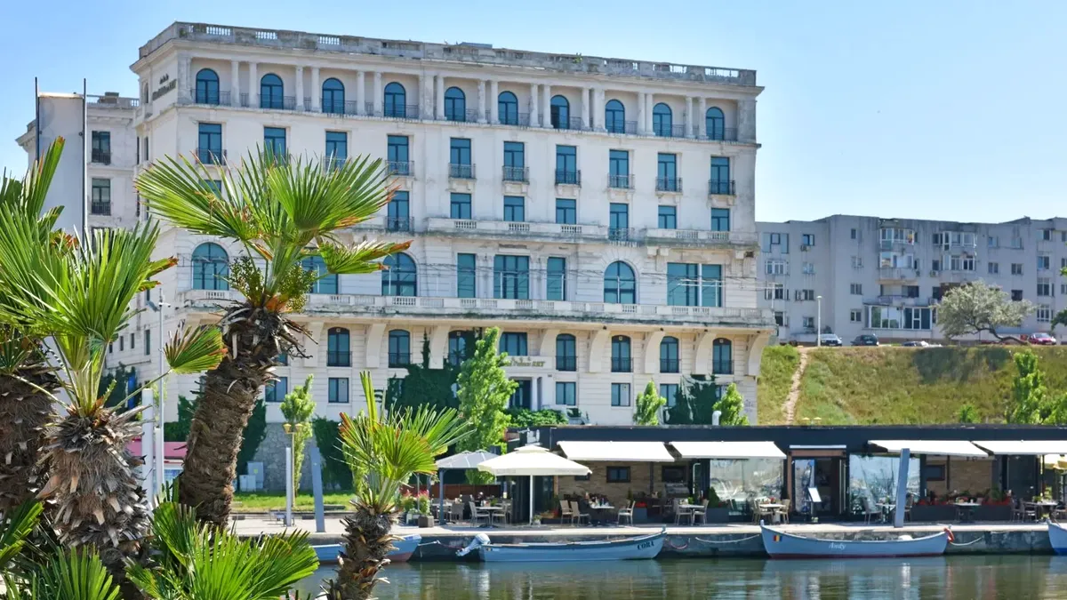 Palace Hotel din Constanța, scos din nou la vânzare, cu ”preț la cerere”. Inițial nu a oferit nimeni 6 milioane de euro. Arhitecții spun că reabilitarea costă dublu