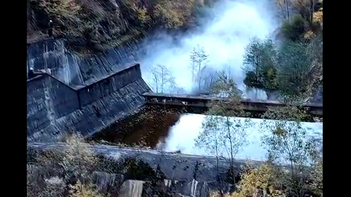 Spectacol la Vidraru: imagini uimitoare de la deversarea controlată a lacului VIDEO
