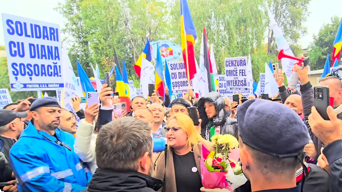 UPDATE: Diana Șoșoacă a ajuns la Parchet în uralele susţinătorilor. 