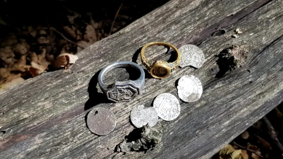 Două inele medievale, descoperite într-o pădure din județul Mureş
