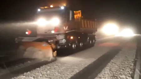 Iarnă în toată regula, în nordul Moldovei. Utilajele au dat zăpada de pe șosele toată noaptea (VIDEO)