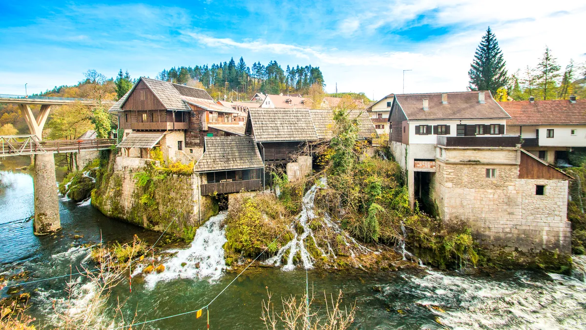 Satul unde cascadele curg pe lângă case. Locul în care natura și omul trăiesc la unison