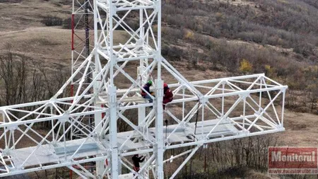 O echipă de nepalezi construiește cea mai înaltă cruce din țară