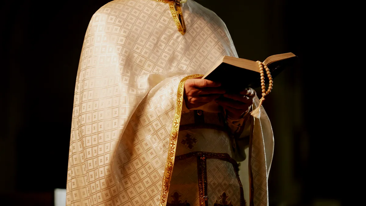 Episcopia Alexandriei reacționează: Preotul acuzat de falsificarea documentelor și delapidare, suspendat și trimis în judecată