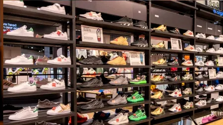 Adidașii de firmă, la prețuri mai accesibile. O cunoscută companie de încălțăminte sport va oferi versiuni mai ieftine ale pantofilor